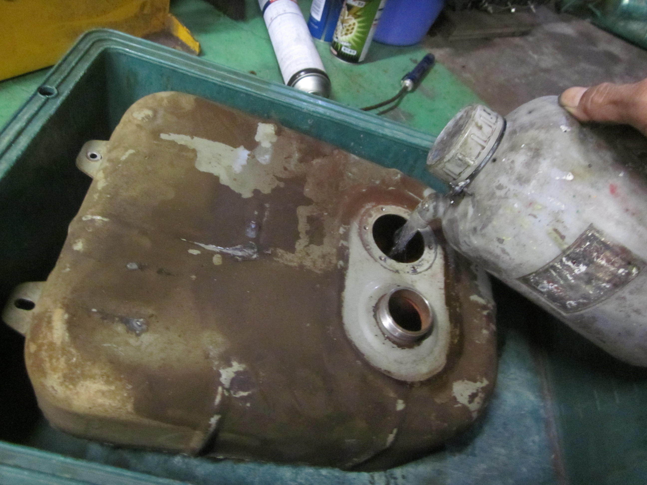 ラビット S301B 内部OKガソリンタンク【D】 377 ラビットスクーターレストアっぽいこと！(9)タンク取外し | アシバー